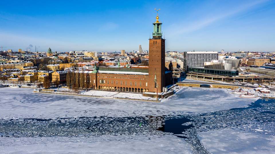 Vy över Stockholm med Stockholms stadshus i bakgrunden.